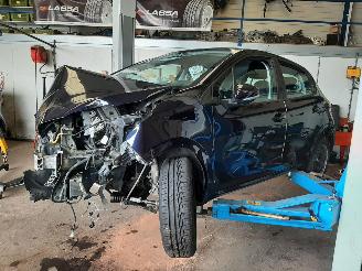damaged passenger cars Peugeot 208  2015/8