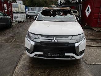 damaged passenger cars Mitsubishi Outlander  2021/1