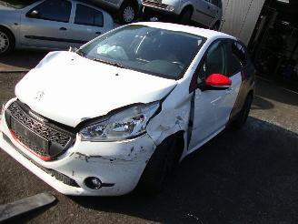 damaged passenger cars Peugeot 208  2013/1