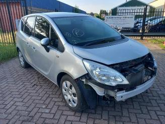 damaged passenger cars Opel Meriva  2012/6