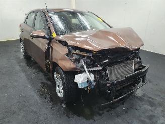 damaged passenger cars Hyundai I-10 C14A 2015/12