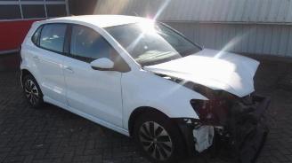 damaged passenger cars Volkswagen Polo Polo V (6R), Hatchback, 2009 / 2017 1.0 TSI 12V BlueMotion 2015/10