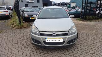 Salvage car Opel Astra H SW (L35) Combi 1.6 16V Twinport (Z16XEP(Euro 4)) [77kW] 5BAK 2005/1