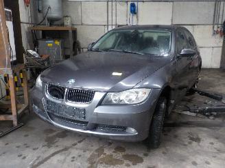 uszkodzony samochody osobowe BMW 3-serie 3 serie (E90) Sedan 318i 16V (N46-B20B) [95kW]  (09-2005/03-2007) 2007