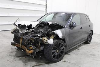 Damaged car Porsche Cayenne  2017/5
