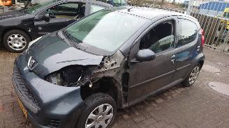 Damaged car Peugeot 107 2012 1.0 12v 1KRFE Grijs KTA onderdelen 2012/2